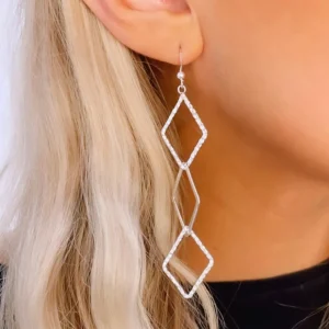 PREMIUM COLLECTION | Livia -hopeiset korvakorut taotulla pinnalla