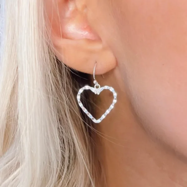 PREMIUM COLLECTION | Saga -hopeiset sydänkorvakorut taotulla pinnalla