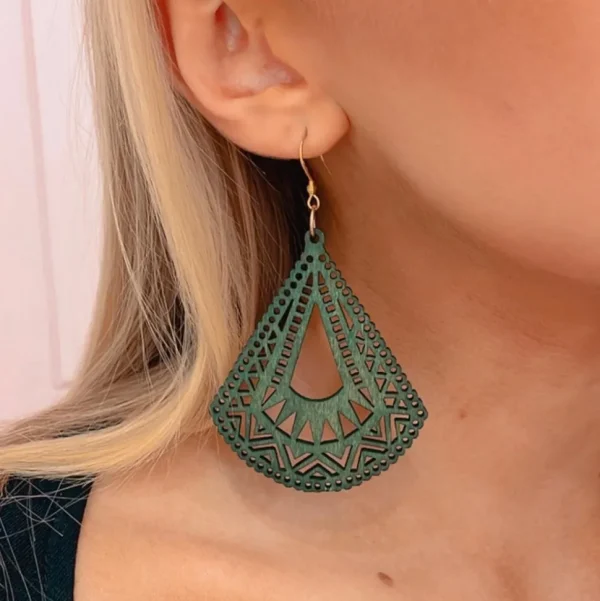 Puiset korvakorut, Olive Green Triangles with Lace Decoration