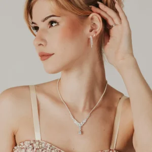 ROMANCE | Gabrielle -hopeanvärinen strassikaulakoru cubic zirconion