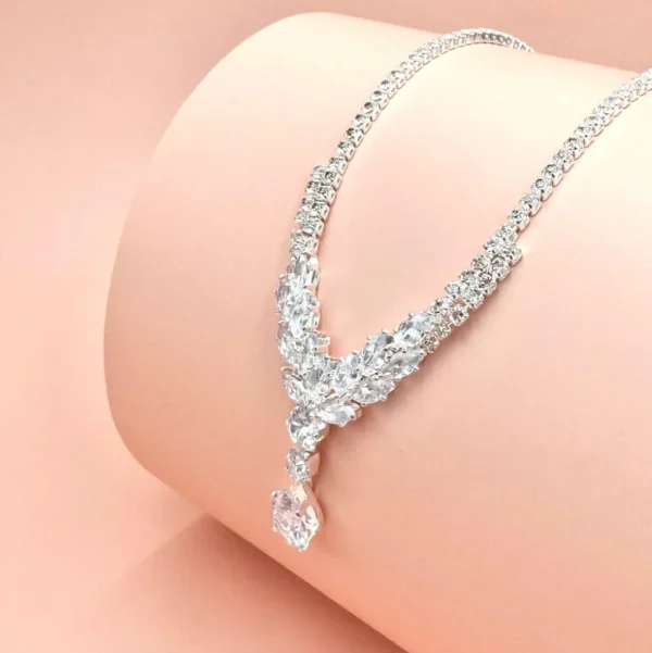 ROMANCE | Gabrielle -hopeanvärinen strassikaulakoru cubic zirconion