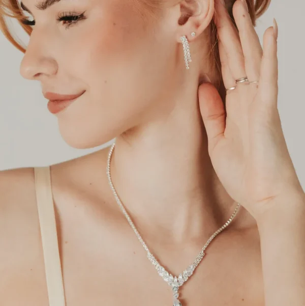 ROMANCE | Gabrielle -hopeanvärinen strassikaulakoru cubic zirconion