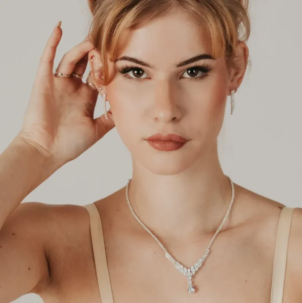 ROMANCE | Gabrielle -hopeanvärinen strassikaulakoru cubic zirconion