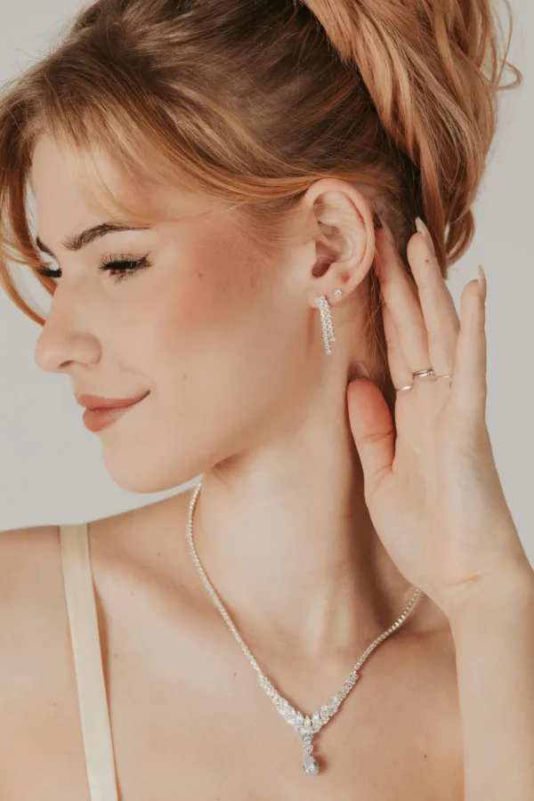 ROMANCE | Gabrielle -hopeanvärinen strassikaulakoru cubic zirconion