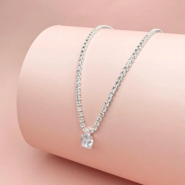 ROMANCE | Genevieve -hopeanvärinen strassikaulakoru cubic zirconion
