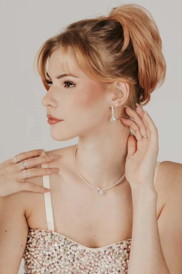 ROMANCE | Genevieve -hopeanvärinen strassikaulakoru cubic zirconion