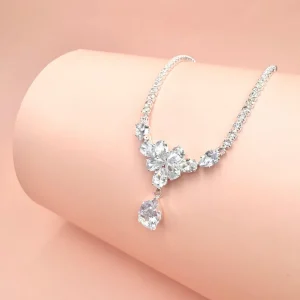 ROMANCE | Rosalie -hopeanvärinen strassikaulakoru cubic zirconion