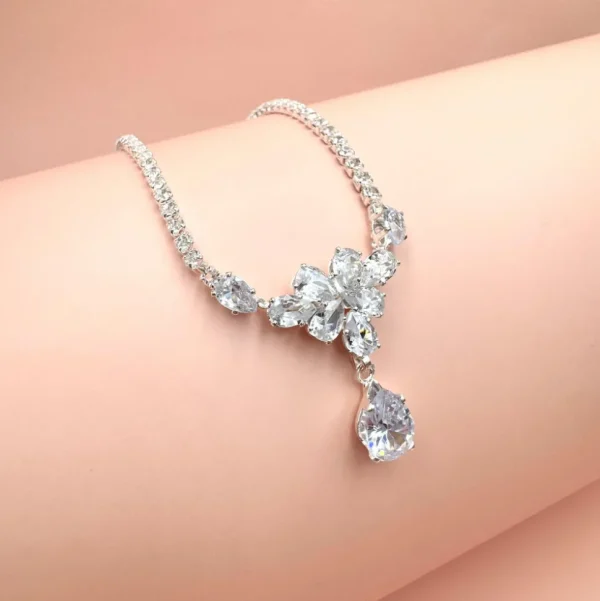 ROMANCE | Rosalie -hopeanvärinen strassikaulakoru cubic zirconion