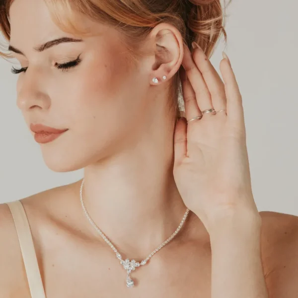 ROMANCE | Rosalie -hopeanvärinen strassikaulakoru cubic zirconion