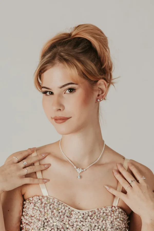 ROMANCE | Rosalie -hopeanvärinen strassikaulakoru cubic zirconion