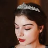 ROMANCE, Augusta -hopeanvärinen tiara kirkkailla kivillä