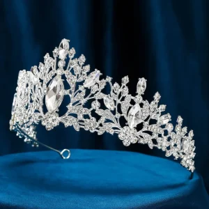 ROMANCE, Belle -hopeanvärinen korkea tiara kirkkailla kivillä