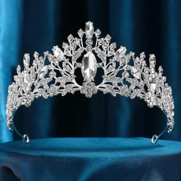 ROMANCE, Belle -hopeanvärinen korkea tiara kirkkailla kivillä