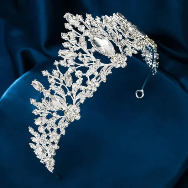 ROMANCE, Belle -hopeanvärinen korkea tiara kirkkailla kivillä