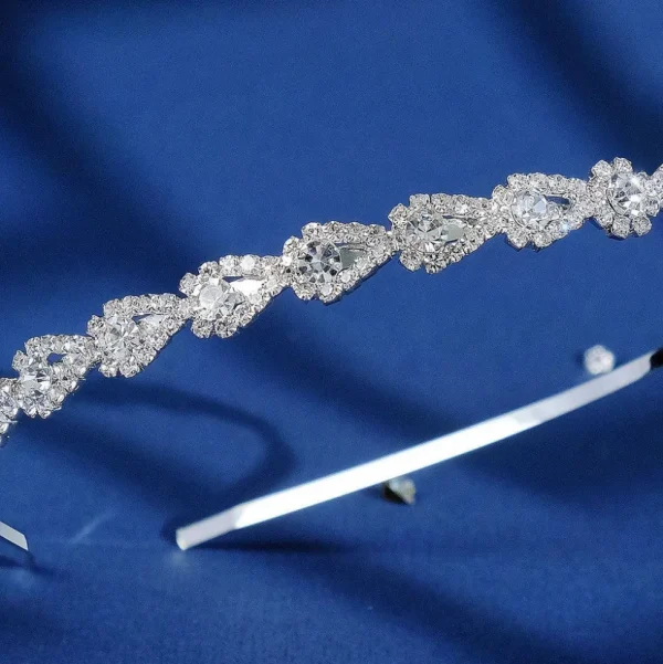 ROMANCE, Cecilia -hopeanvärinen juhlapanta kirkkailla strasseilla