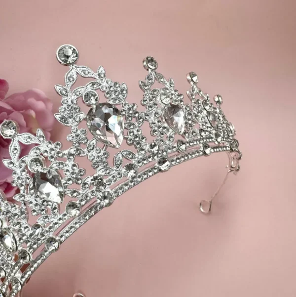 ROMANCE, Gloria -hopeanvärinen korkea tiara kirkkailla kivillä