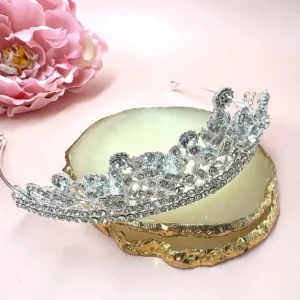 ROMANCE, Ofelia -hopeanvärinen tiara kirkkailla kivillä