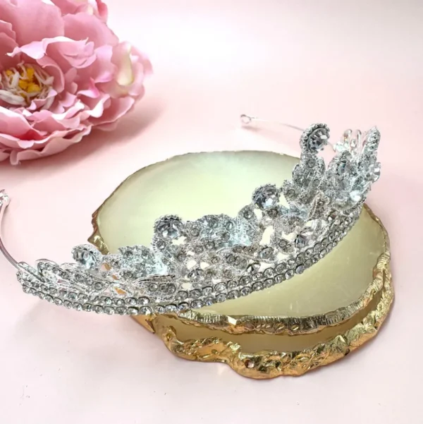 ROMANCE, Ofelia -hopeanvärinen tiara kirkkailla kivillä