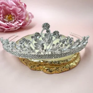 ROMANCE, Serafina -hopeanvärinen tiara kirkkailla kivillä