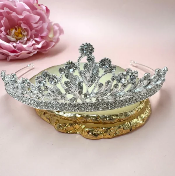 ROMANCE, Serafina -hopeanvärinen tiara kirkkailla kivillä