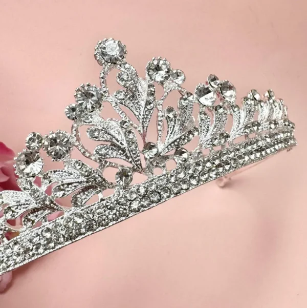 ROMANCE, Serafina -hopeanvärinen tiara kirkkailla kivillä