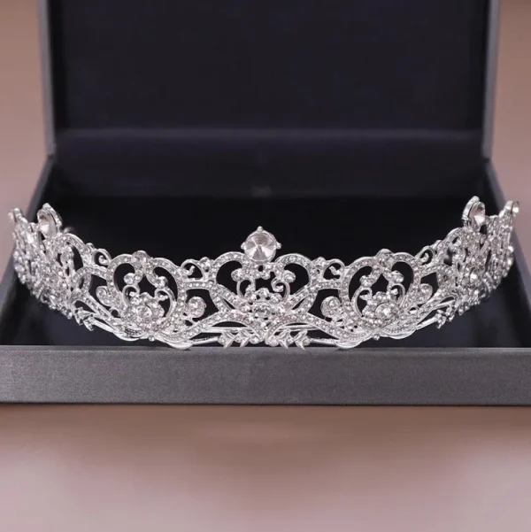 ROMANCE | Leonora -hopeanvärinen näyttävä kirkaskivinen tiara