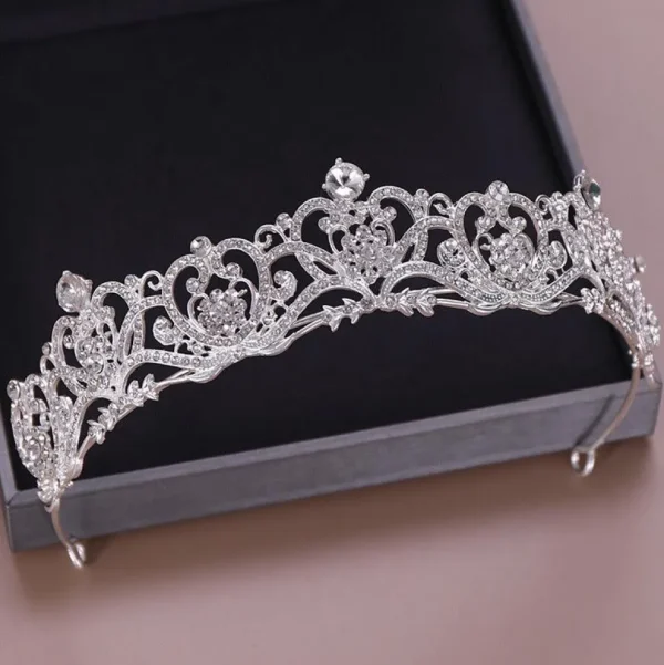 ROMANCE | Leonora -hopeanvärinen näyttävä kirkaskivinen tiara