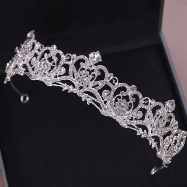 ROMANCE | Leonora -hopeanvärinen näyttävä kirkaskivinen tiara