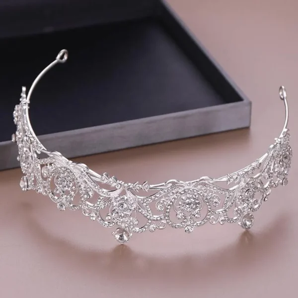 ROMANCE | Leonora -hopeanvärinen näyttävä kirkaskivinen tiara