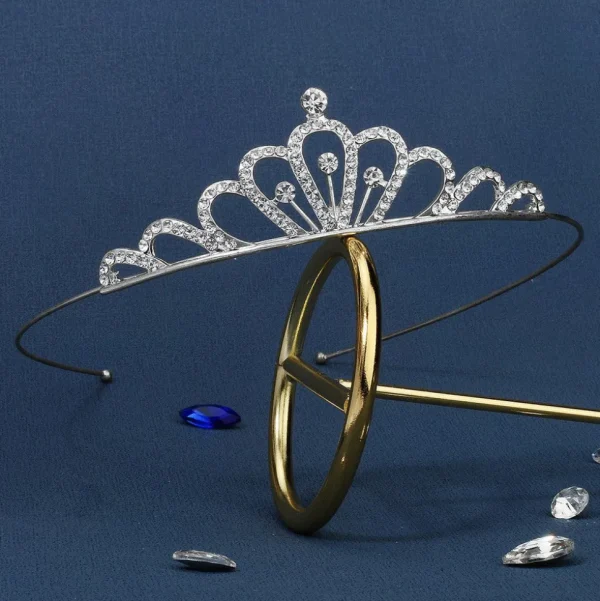ROMANCE | Linette -hopeanvärinen kirkaskivinen tiara