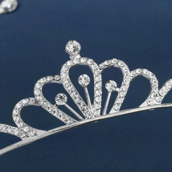 ROMANCE | Linette -hopeanvärinen kirkaskivinen tiara