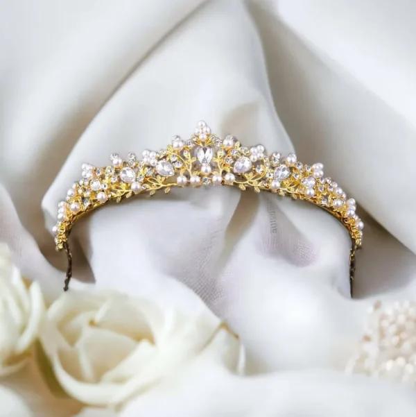 ROMANCE | Princesse -kullanvärinen romanttinen tiara helmin
