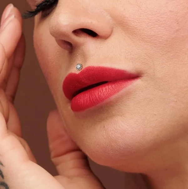 Rustokoru/traguskoru 1mm, Titaaninen push in labret (hopea, AB)