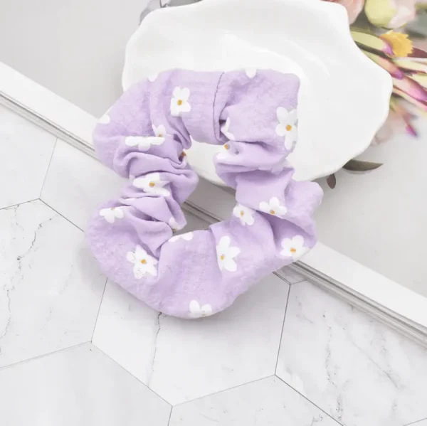 Scrunchie | SUGAR SUGAR, Poppy -vaaleanvioletti kukkahiusdonitsi