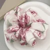 Scrunchie | SUGAR SUGAR, Rosy Kiss -vaaleanpunainen kukkahiusdonitsi
