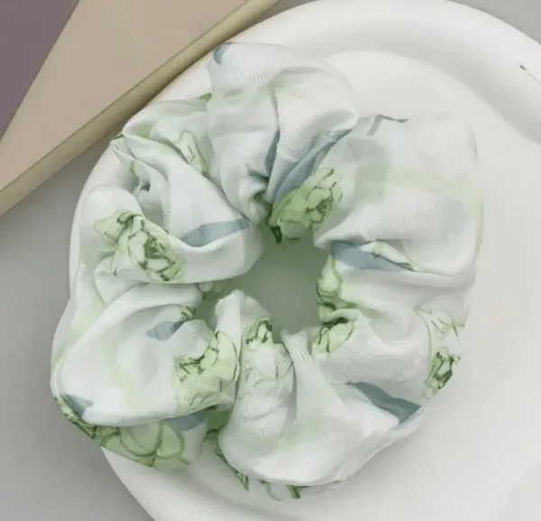 Scrunchie | SUGAR SUGAR, Rosy Kiss -vaaleanvihreä kukkahiusdonitsi