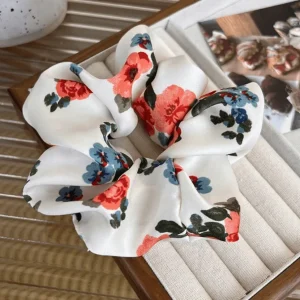 Scrunchie | SUGAR SUGAR, Rosy -valkoinen satiini kukkahiusdonitsi