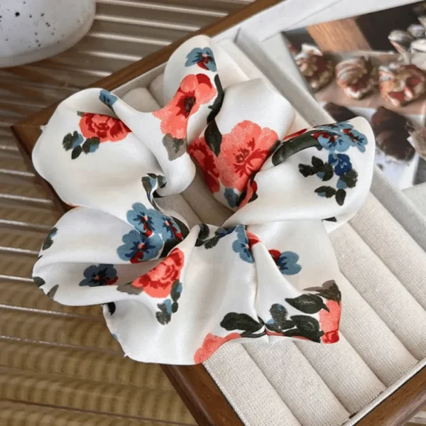 Scrunchie | SUGAR SUGAR, Rosy -valkoinen satiini kukkahiusdonitsi