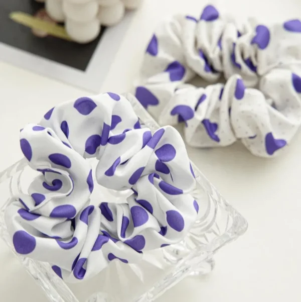 Scrunchie | SUGAR SUGAR, Santorini -sininen pilkkuhiusdonitsi