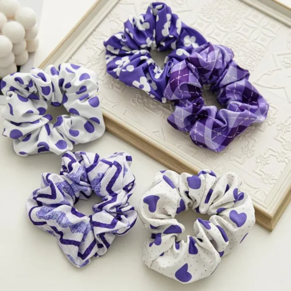 Scrunchie | SUGAR SUGAR, Santorini -sininen pilkkuhiusdonitsi