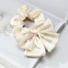 Scrunchie | SUGAR SUGAR, Satin Bow Scrunchie -kerma rusettihiusdonitsi