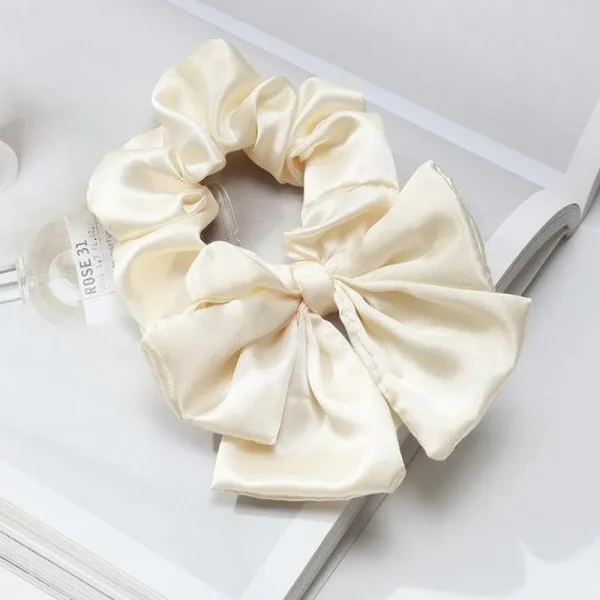 Scrunchie | SUGAR SUGAR, Satin Bow Scrunchie -kerma rusettihiusdonitsi