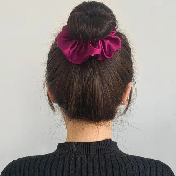 Scrunchie | SUGAR SUGAR, Satin Scrunchie -keskikokoinen satiinidonitsi
