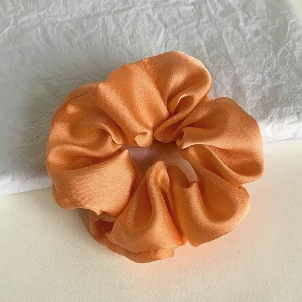 Scrunchie | SUGAR SUGAR, Satin Scrunchie -keskikokoinen satiinidonitsi