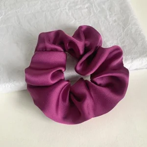 Scrunchie | SUGAR SUGAR, Satin Scrunchie -keskikokoinen satiinidonitsi