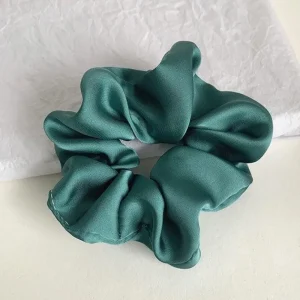 Scrunchie | SUGAR SUGAR, Satin Scrunchie -keskikokoinen satiinidonitsi