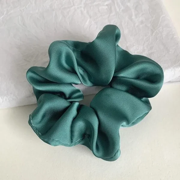 Scrunchie | SUGAR SUGAR, Satin Scrunchie -keskikokoinen satiinidonitsi