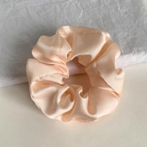 Scrunchie | SUGAR SUGAR, Satin Scrunchie -keskikokoinen satiinidonitsi