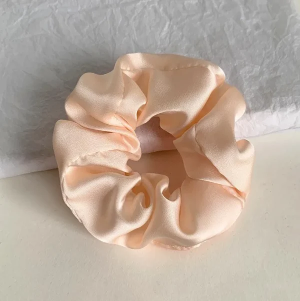 Scrunchie | SUGAR SUGAR, Satin Scrunchie -keskikokoinen satiinidonitsi