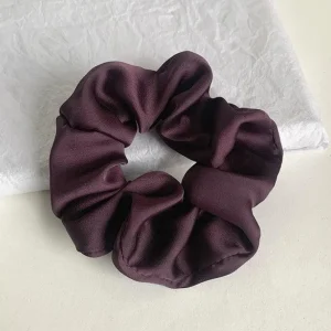 Scrunchie | SUGAR SUGAR, Satin Scrunchie -keskikokoinen satiinidonitsi